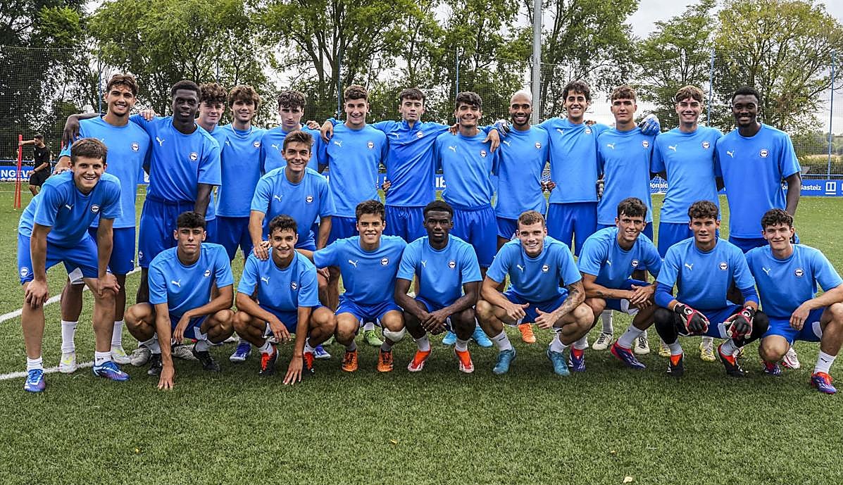 Plantilla del Alavés B con la que comenzará mañana la temporada en Teruel.