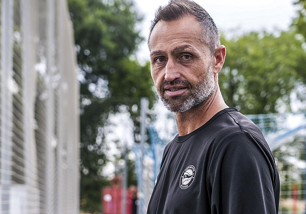 José Manuel Aira en uno de los campos de Ibaia.