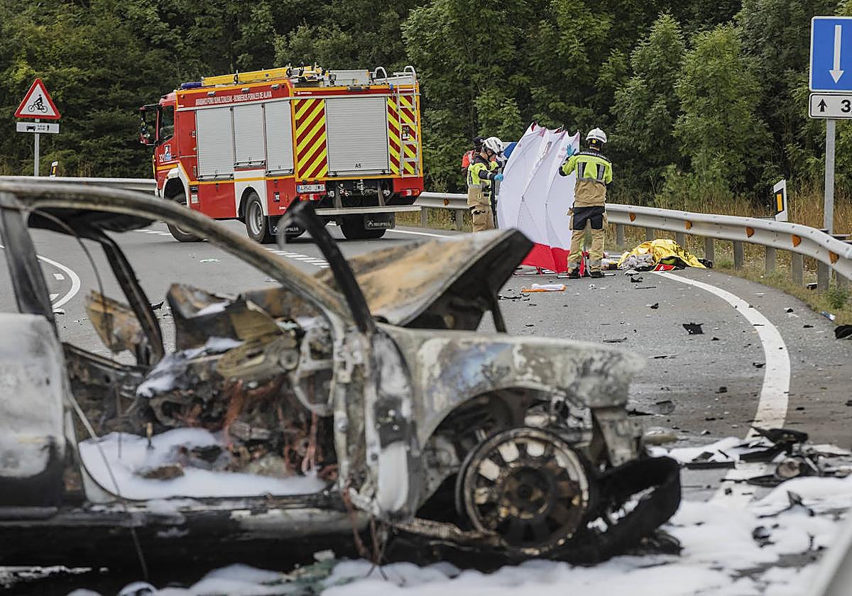 El choque dejó la carretera llena de piezas de los vehículos accidentados.