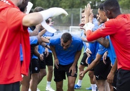 Joan Jordán recibe su habitual pasillo de collejas como nuevo jugador del Deportivo Alavés en su primer entrenamiento.