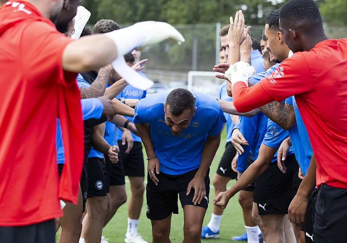 Joan Jordán recibe su habitual pasillo de collejas como nuevo jugador del Deportivo Alavés en su primer entrenamiento.