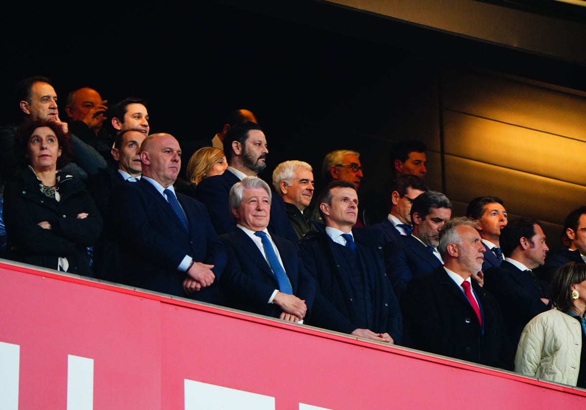 Enrique Cerezo y Jon Uriarte, presidentes del Atlético Madrid y Athletic, en el palco de San Mamés la pasada campaña.