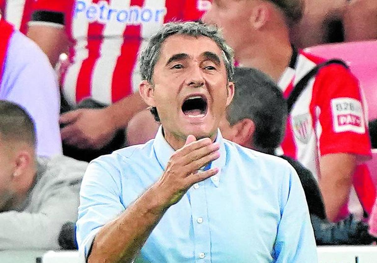 Ernesto Valverde da instrucciones a sus jugadores.