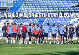 Luis García reparte los petos entre sus jugadores.