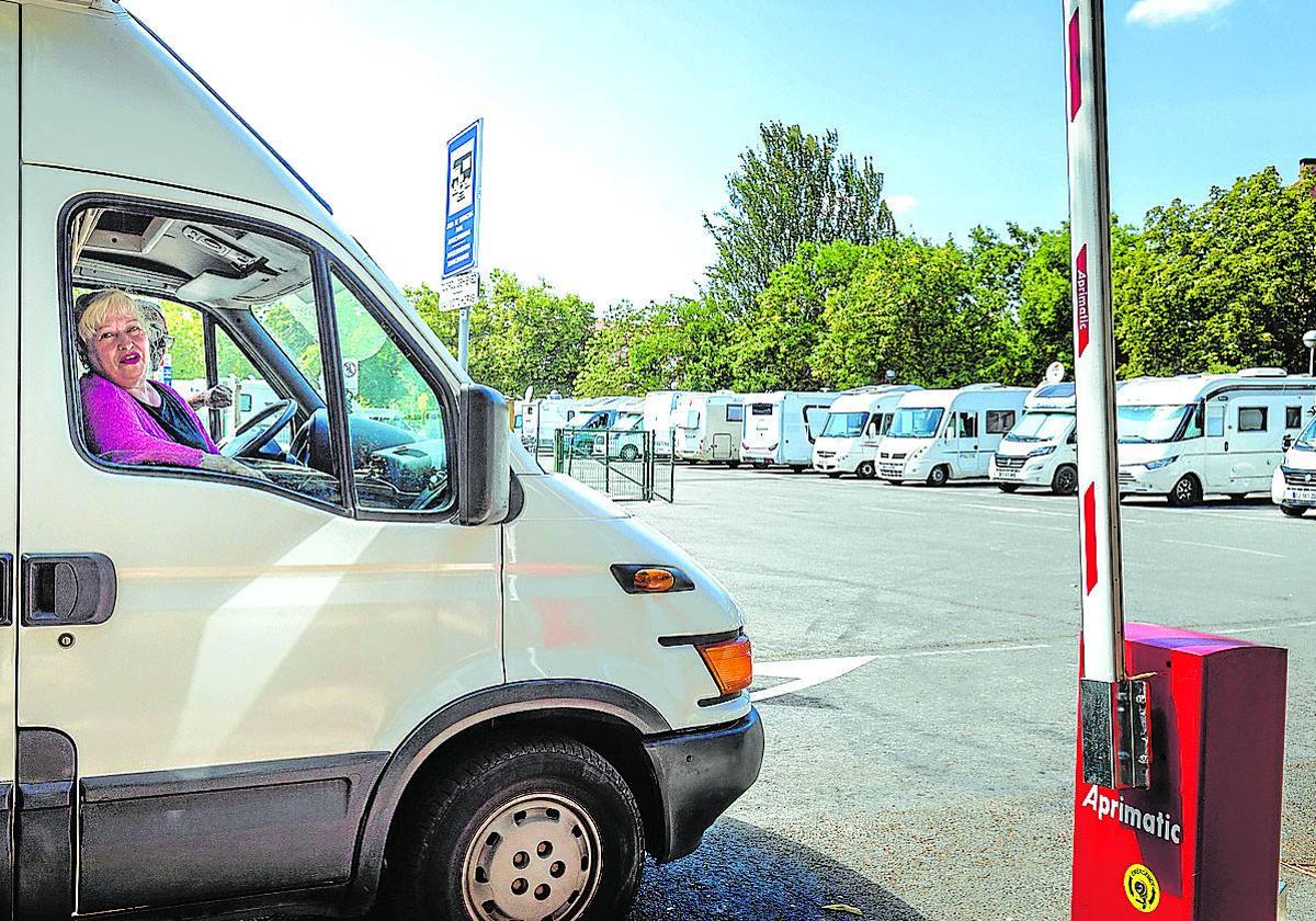 La barrera del parking de Lakua permanece levantada tras finalizar la obra.