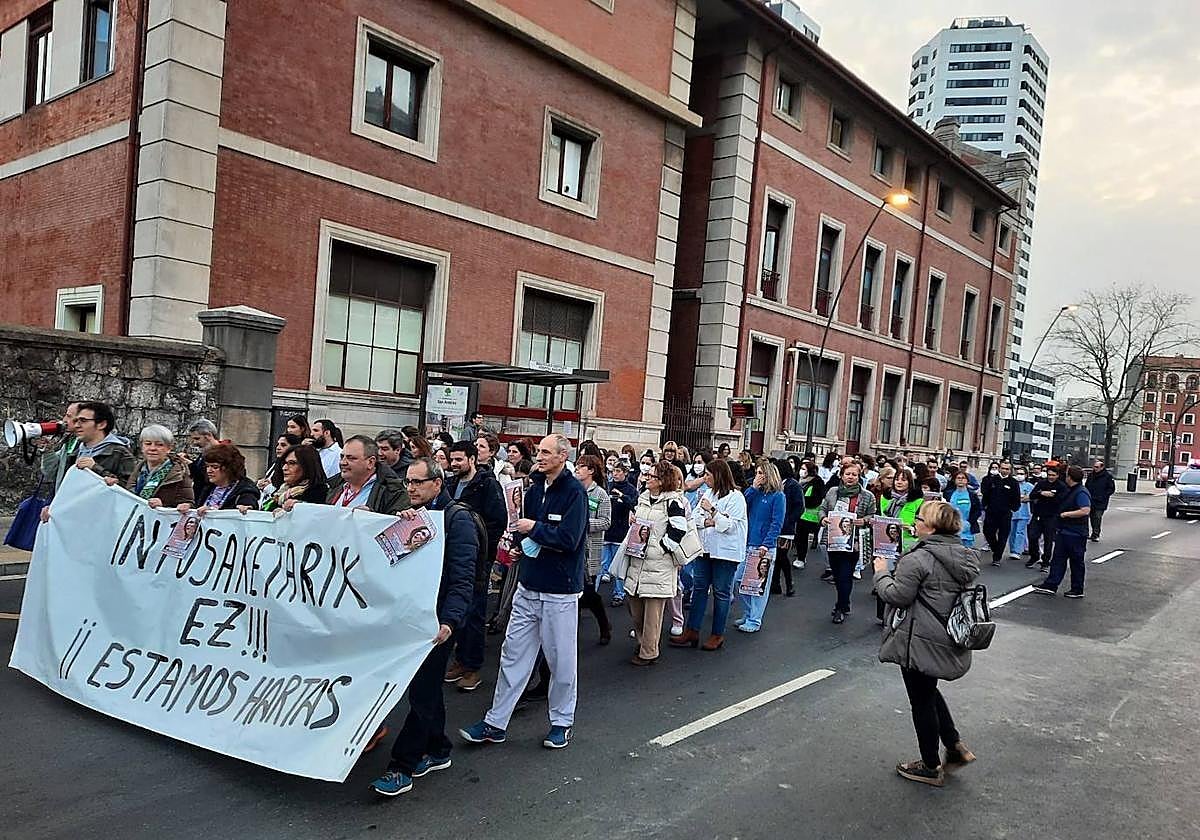 Sanitarios en una protesta junto al hospital de Basurto.