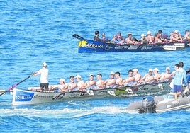 Últimos detalles. Urdaibai, que ayer entrenó en La Concha, y Donostiarra se cruzan en un momento del entrenamiento.