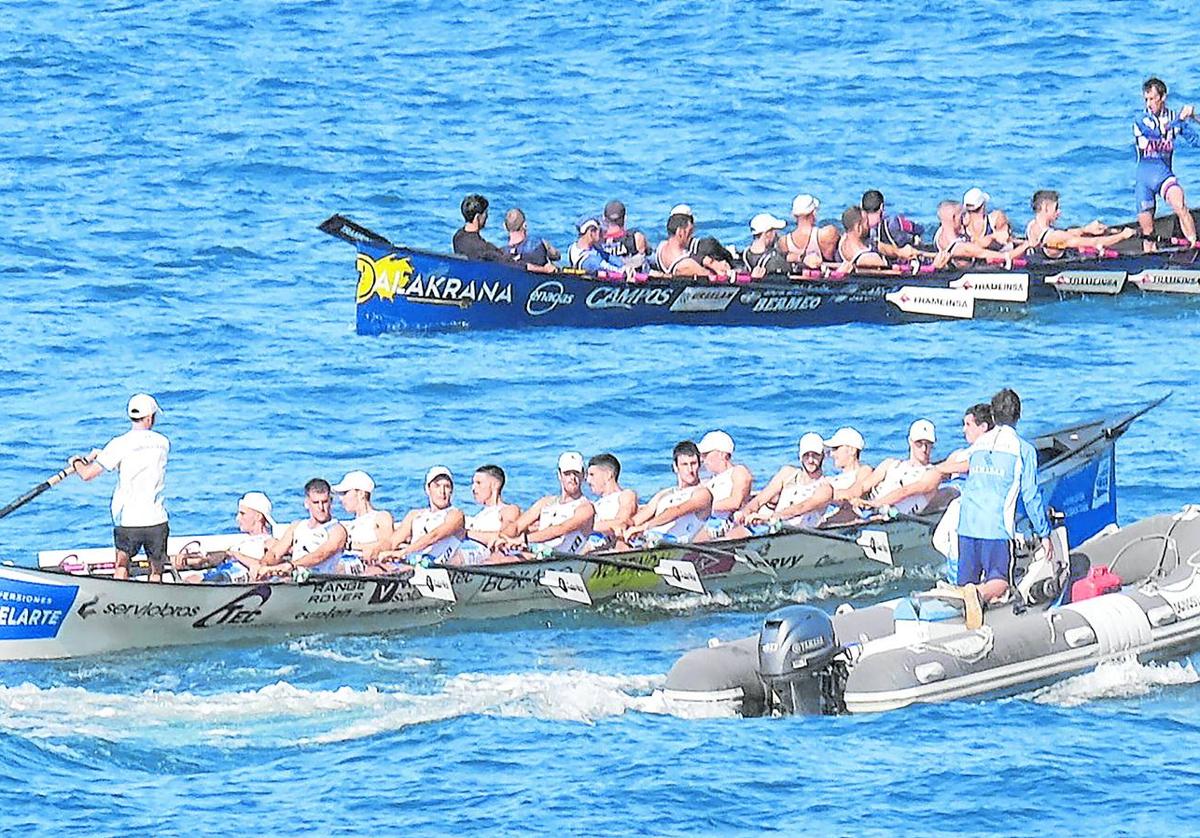 Últimos detalles. Urdaibai, que ayer entrenó en La Concha, y Donostiarra se cruzan en un momento del entrenamiento.