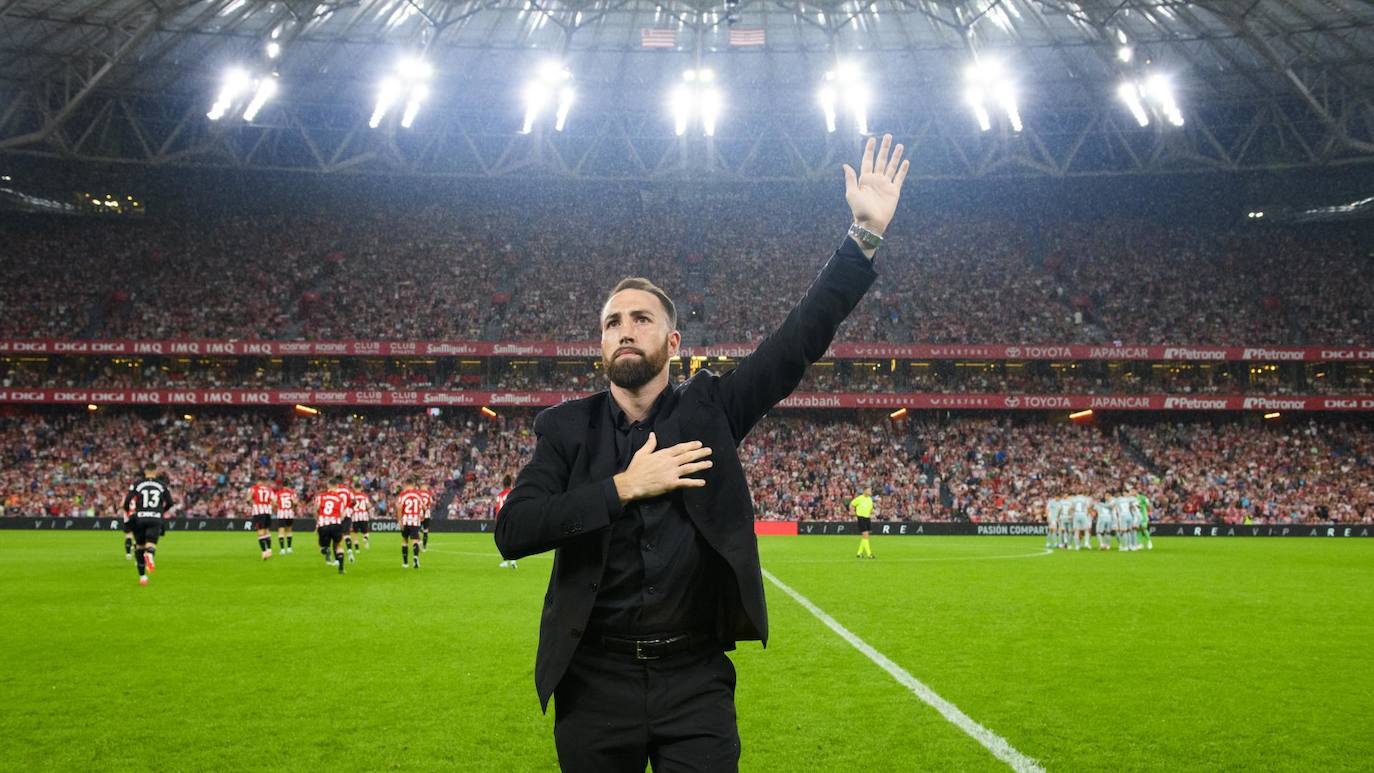 El boxeador agradeciendo este sábado los aplausos de la grada de San Mamés.