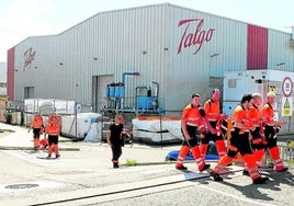 Trabajadores de Talgo salen de la fábrica que la compañía tiene en la localidad alavesa de Rivabellosa.