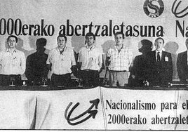 Asamblea de Zestoa. De derecha a izquierda, Jesús María Leizaola, Xabier Arzalluz, José Antonio Ardanza y Joseba Egibar.