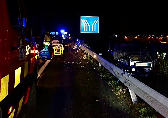 El vehículo se ha salido de la calzada y ha volcado.