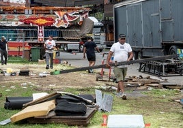 Desmontaje de las barracas en el Parque Etxebarria.