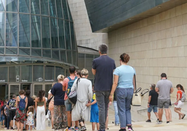 Largas colas este verano delante de las taquillas del Guggenheim.