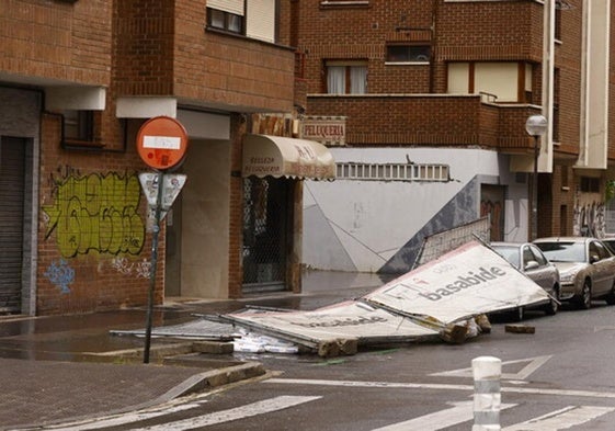 Vallas caídas por fuertes vientos en Vitoria.