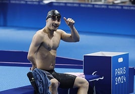 Iñigo Llopis, urrezko domina lortu ondoren, Parisko Jokoetan.