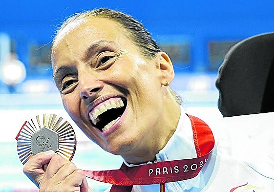 Una exultante Teresa Perales celebra el bronce obtenido en los 50 metros espalda.
