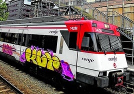 Una unidad de Cercanías de Renfe grafiteada a su paso por Barakaldo, en una imagen de junio pasado.