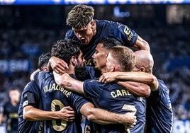 Los jugadores del Alavés celebran el gol de Villalibre en el derbi ante la Real.