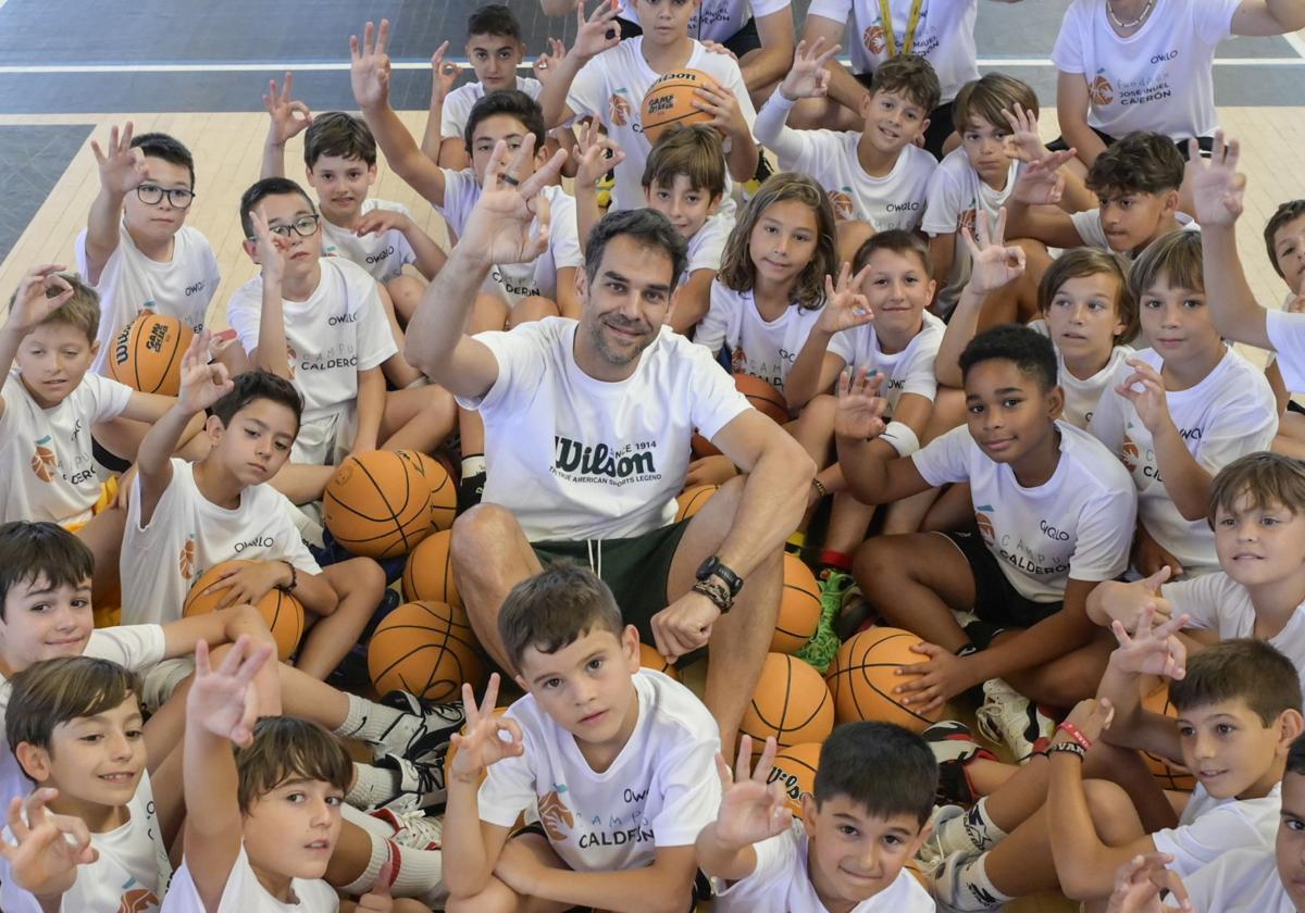 Jose Manuel Calderón y los niños de su campus hacen el gesto mítico del exjugador extremeño cuando anotaba un triple.