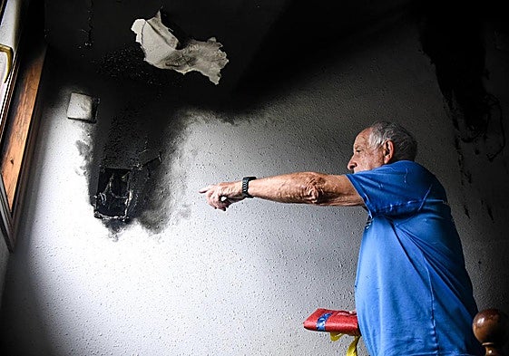 El vecino Prudencio Barrainkua enseña los desperfectos de la tormenta eléctrica sufrida en sus casas.