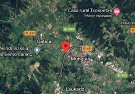 Dos heridos, uno hospitalizado, en un accidente entre dos turismos en la carretera de Mungia hacia Bermeo