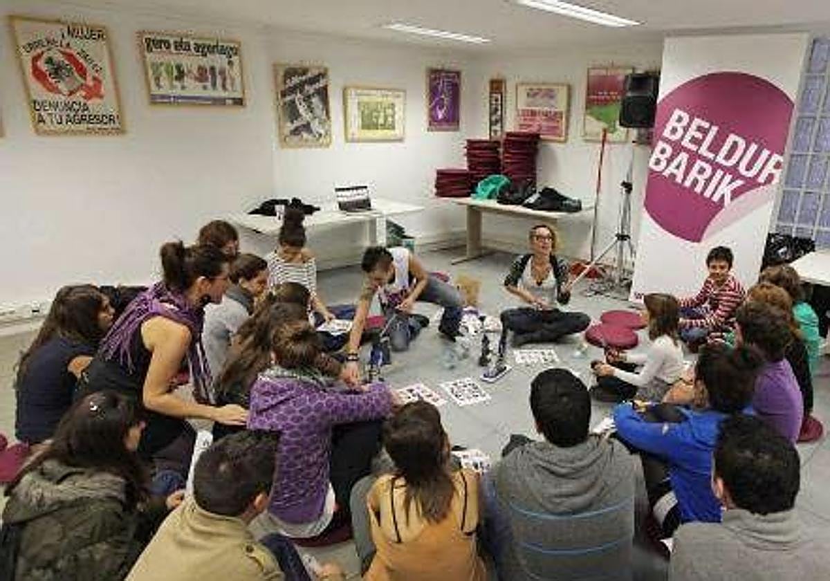 Varias mujeres participan en un taller en Getxo en la Escuela de Empoderamiento de Getxo.