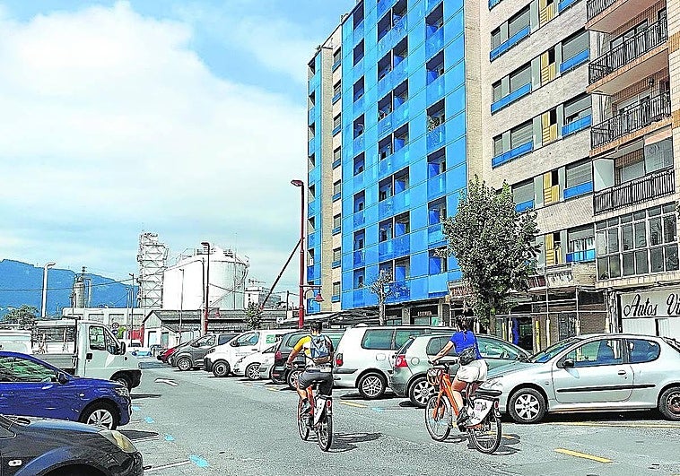 La factoría se encuentra próxima a varios edificios residenciales.