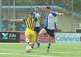 Jesús Martínez, del Barakaldo, y Guillermo Ruiz, del Zalla, pugnan por un balón.