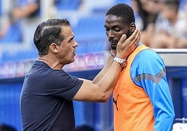 Luis García da ánimos a Abdallahi antes de un partido.