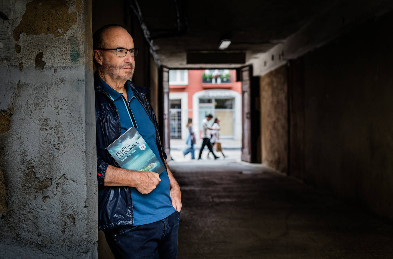 Alberto Figueroa junto a su novela 'Billete a la Polinesia' en el callejón Cachán