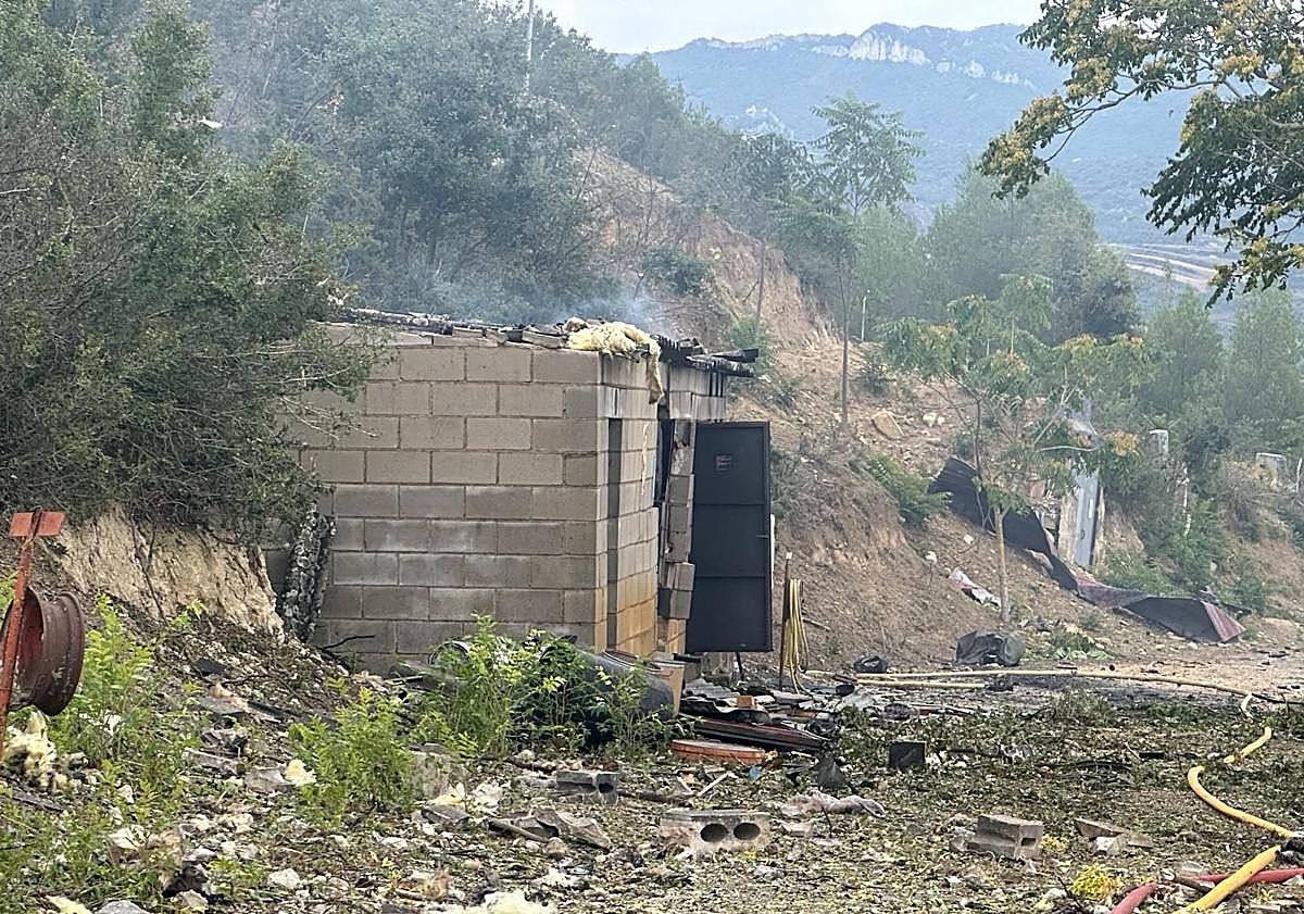 Imagen principal - La explosión de un almacén de pirotecnia destruye tres edificios en Berantevilla