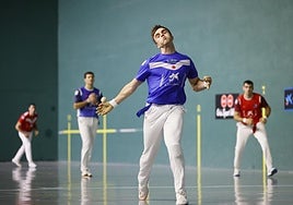 Peña II entra de derecha a una pelota en el frontón de Orduña.
