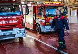 Un bombero pcamina frente a dos dotaciones del parque de Markina.