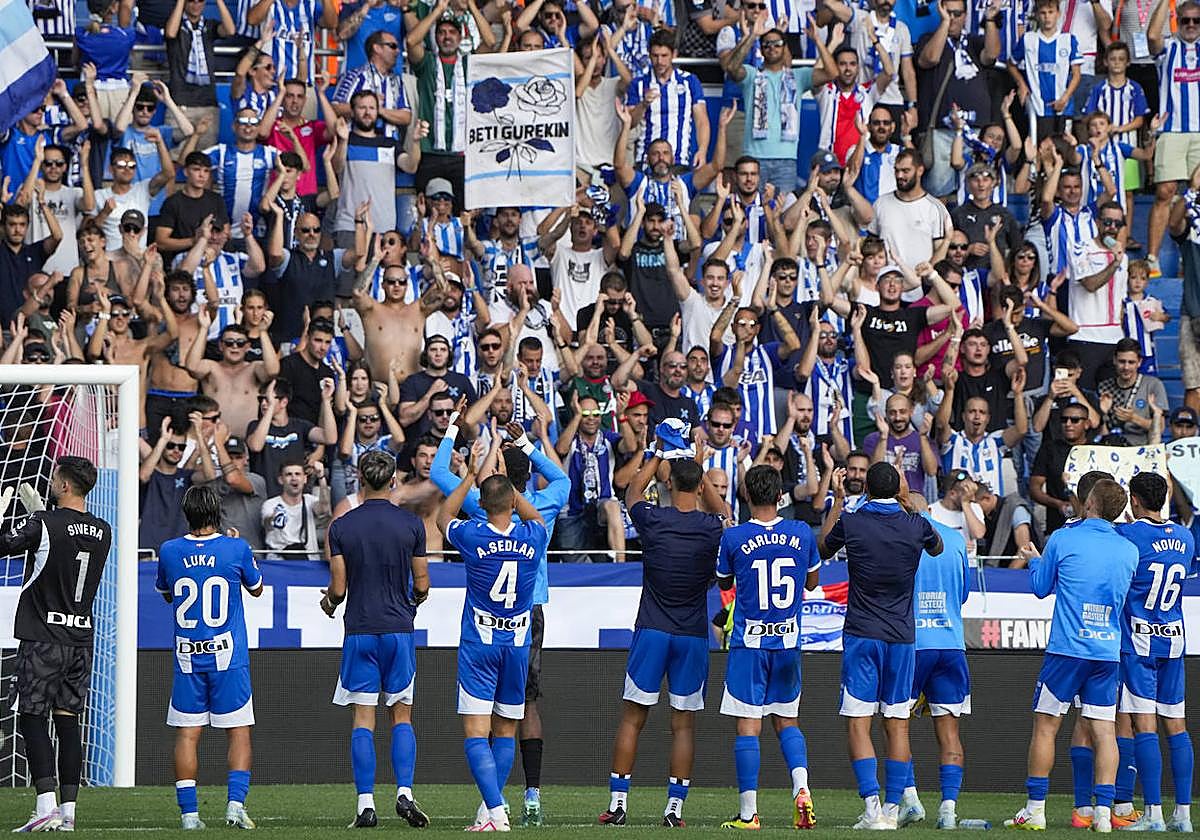 Los jugadores del Alavés agradecen su apoyo a la afición de Mendizorroza.