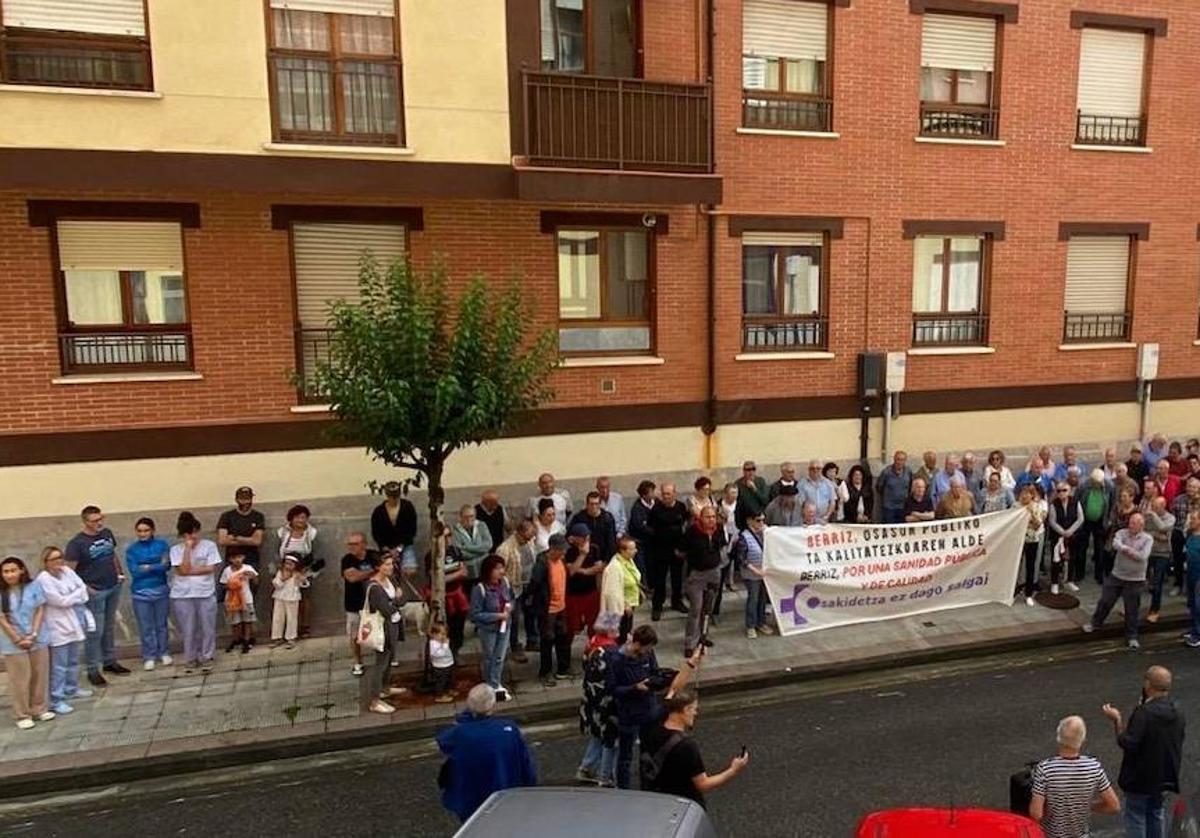 Los vecinos del municipio volvieron a manifestarse en contra de la situación sanitaria que existe en Berriz.