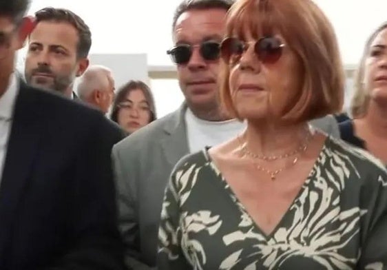 Gisèle, a su llegada al juicio junto a su abogado.