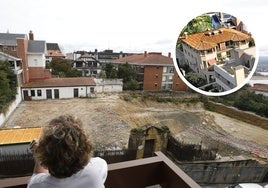 Una vecina contempla cómo ha quedado el solar tras el derribo del palacete de estilo neoclásico que ha indignado a los residentes.