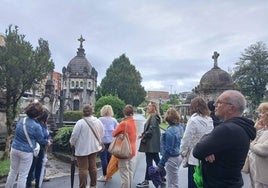 Una veintena de personas han acudido a la visita guiada al cementerio de Portugalete este jueves.