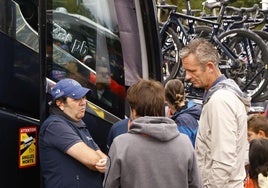Iñaki Urdangarin se ha dejado ver por Mendizabala antes de la salida neutralizada del pelotón.
