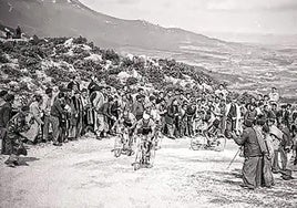 Imagen de la ascensión a Herrera en 1958, con Loroño al fondo. Era la segunda vez que se subía.