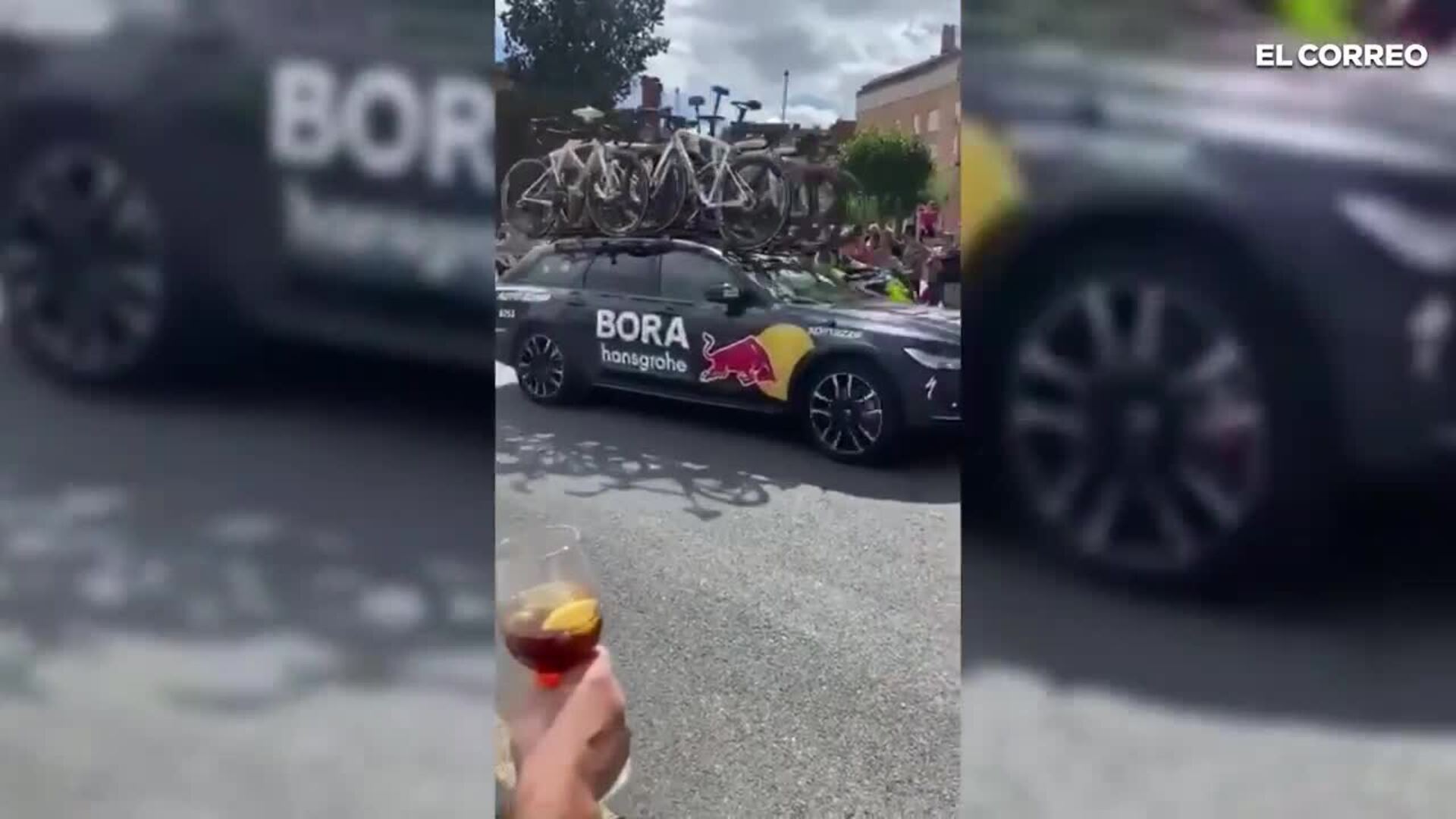 Un perro salta a la carretera y está a punto de desatar el caos en La Vuelta a su paso por Haro