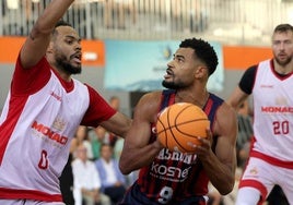 Kamar Baldwin avanza con el balón hacia el aro rival bajo la mirada de Juhann Begarin.