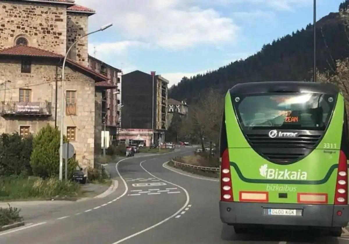 Un autobús, a su paso por la carretera de Igorre.