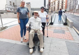 Sara Vaquero, trabajadora social de Parkinson Acapk, junto a Rodrigo González y Rosalía Cuadrado, tesorero y presidenta de la asociación Codisfiba.