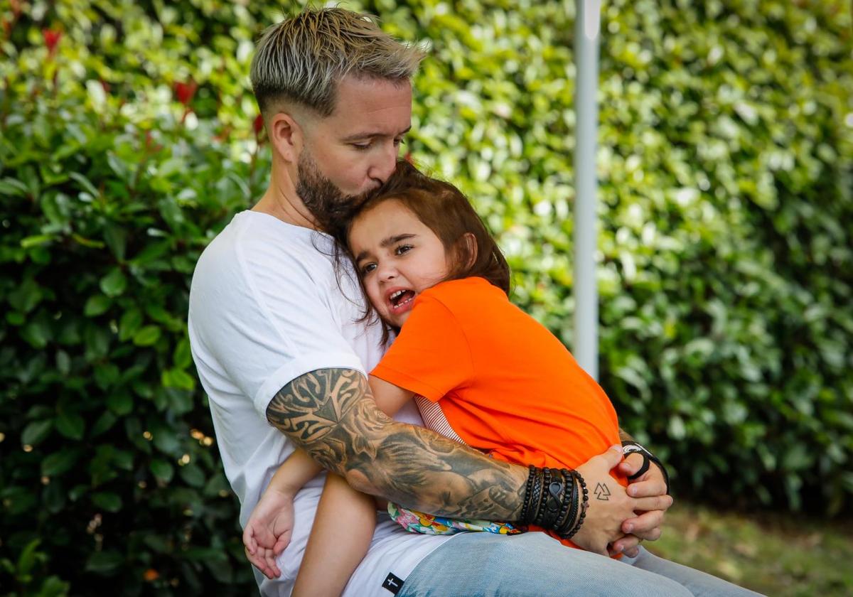 Borja Balparda junto a su hija Martina, que padece el síndrome de Fires.