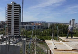 Torre de 15 pisos de gama alta en construcción en el barrio de Salburua, en Vitoria.