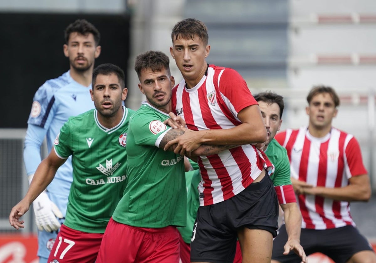 Asier Hierro pugna con José Carlos en un córner.