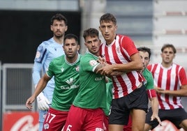 Asier Hierro pugna con José Carlos en un córner.