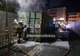 Bomberos sofocan el fuego del contenedor de obras.